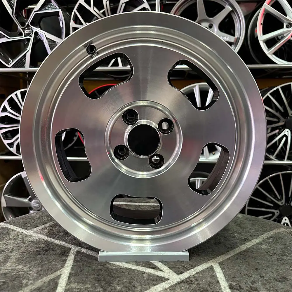 13 inç 4x98 Momo Gümüş Jant Modeli (4 Adet) 13 inç 4x98 Momo Gümüş Jant Modeli (4 Adet)